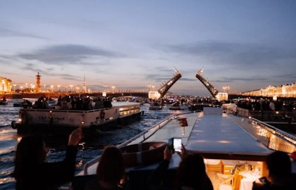 Три разводных моста - развод мостов от Петроградской стороны