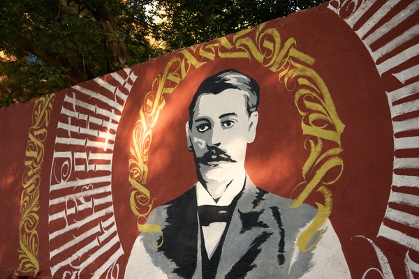 Человек красит место