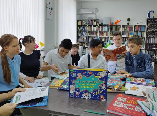 Книжный обзор «Пёстрый мир новых книг»