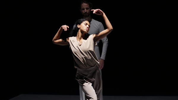 Между двумя