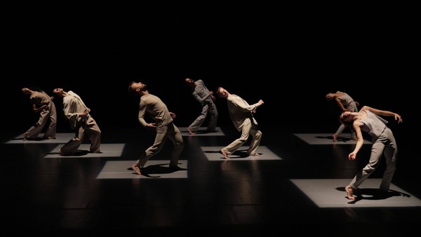 Танцевальный спектакль «Между двумя»