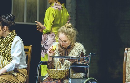 Восемь любящих женщин