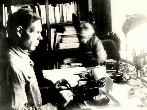История экспоната «Фотография Леонида Завадовского за работой. 1930-е»