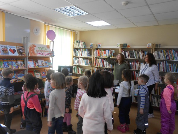Экскурсия по библиотеке «В гости к книге всей семьёй»