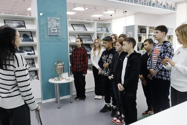 Экскурсия по библиотеке «Мир Первой модельной: что скрывается за дверью»