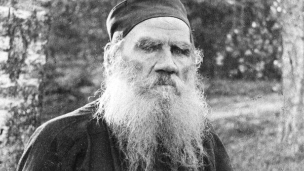 Беседа у книжной выставки «Лев Николаевич Толстой – великий русский писатель»