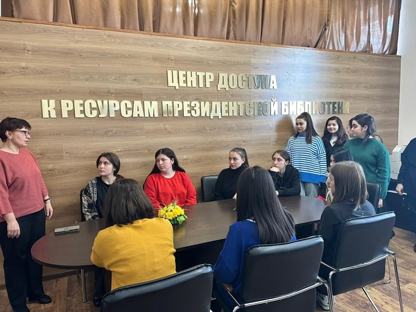 Информационно-познавательная выставка«Цифровое путешествие в историю Нового года в России»