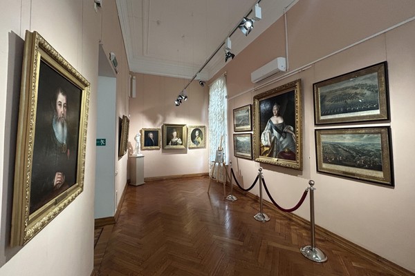 Экспозиция русского искусства Астраханской картинной галереи