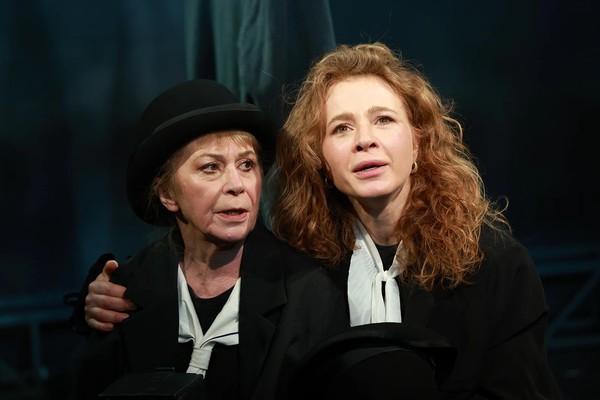 Две дамочки в сторону севера