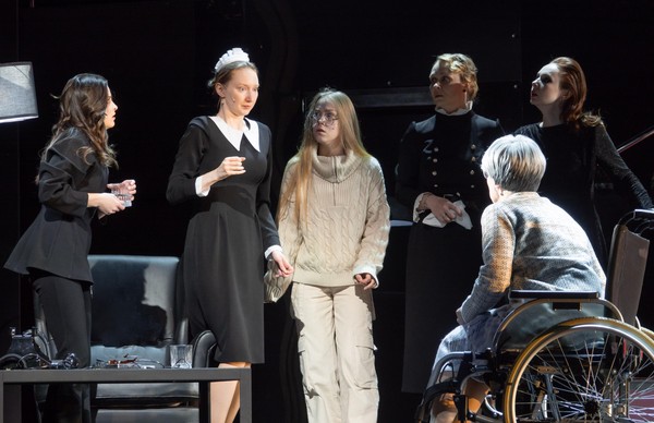 Спектакль «Восемь женщин»