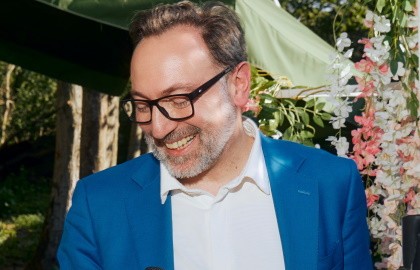 Живой француз поет свою Францию