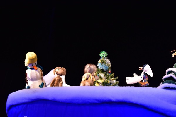 Спектакль «Подарок Деда Мороза» и новогоднее представление у елки