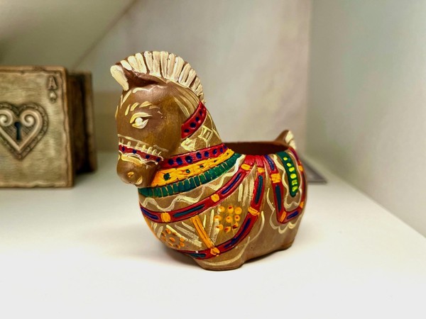 Музейное занятие по росписи гипсовой фигурки коня-подсвечника