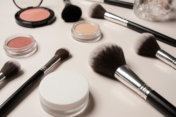 Мастер-класс по нанесению макияжа и созданию прически