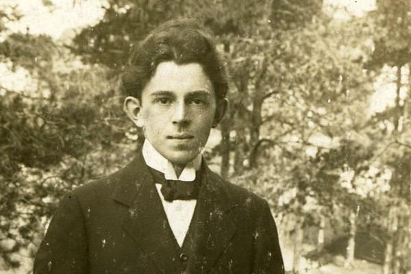 «Никогда, ничей я не был современник»