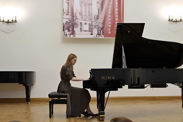 Открытые экзаменационные выступления студентов второго курса по общему фортепиано