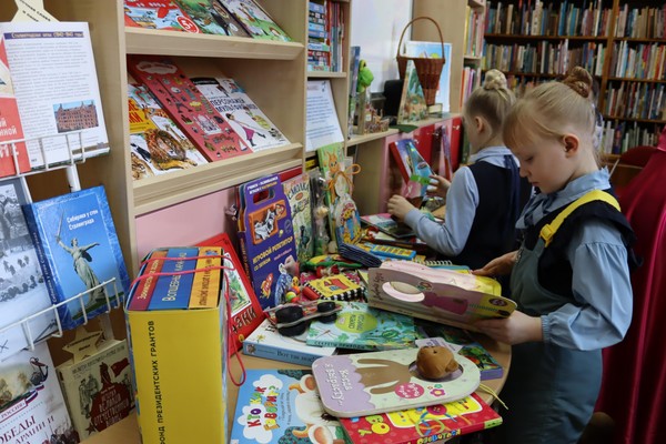 Арт-час и танцевальный конкурс «История новогодней елки»