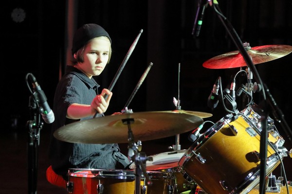 «Ритмы рока: Невероятные выступления юных дарований»