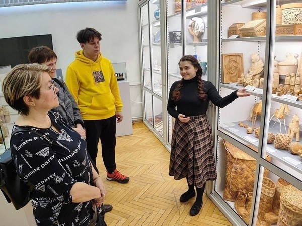 Экскурсия по выставке «Открытое хранение живописи и декоративно-прикладного искусства России»