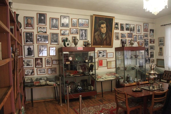 Выставка «Журналистика Анвара Аджиева»