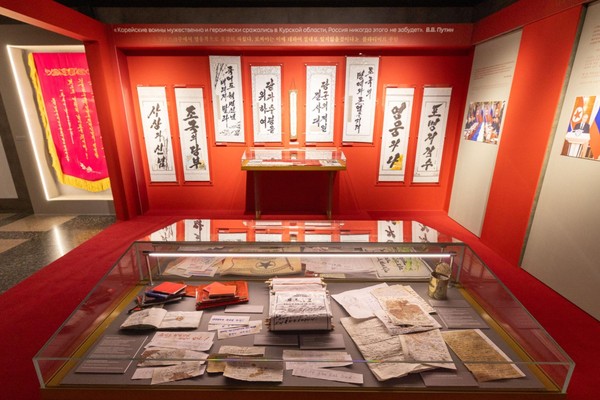 Выставка «Плечом к плечу»