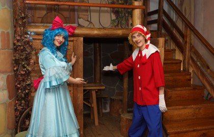 Буратино и Мальвина встречают гостей