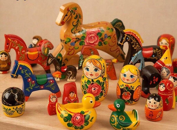 Мастер-класс «Матрешки, ложки, хохлома: путешествие в традиционную Россию»
