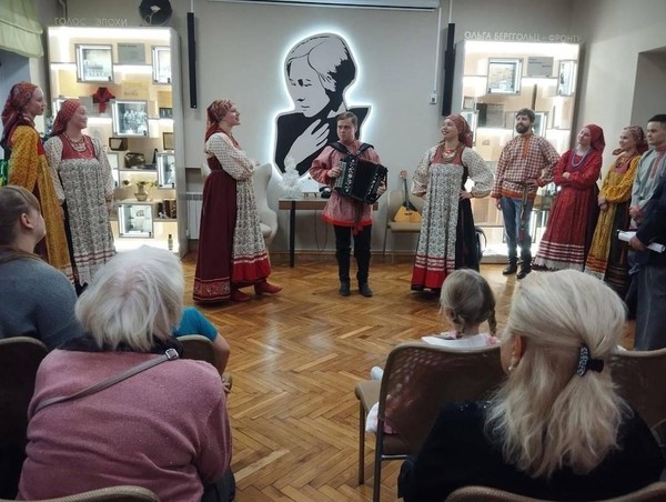 Литературно-музыкальная программа «Пришли Святки – гуляй ребятки!»