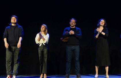 Взрослые снаружи