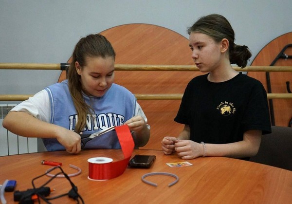 Мастер-класс «Венок из атласных лент»