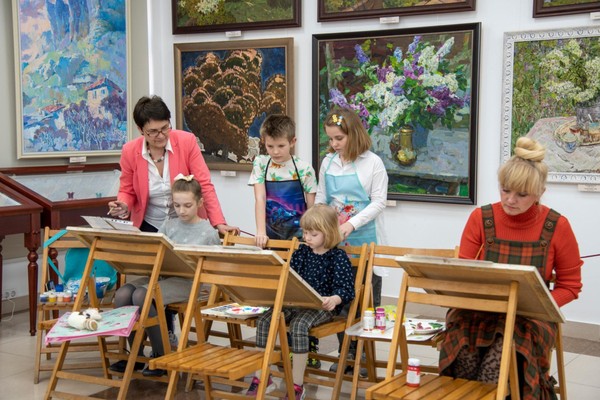 Групповые мастер-классы по живописи «Творческая мастерская для всей семьи»