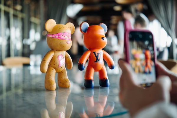Роспись мишки Bearbricks в технике флюид-арт с видом на Неву