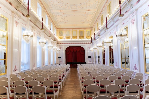 Концерт в рамках цикла «По белым и черным»