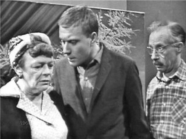 Показ видеозаписи спектакля «Судьба играет человеком…»