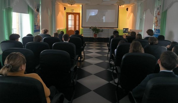 «Кинопоказы в библиотеке»