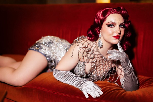 Кабаре бурлеск и Stand-up комикесса