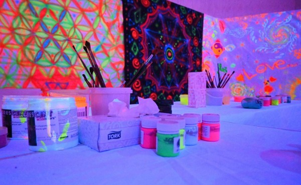 Новогодняя программа «Зима в неоне»