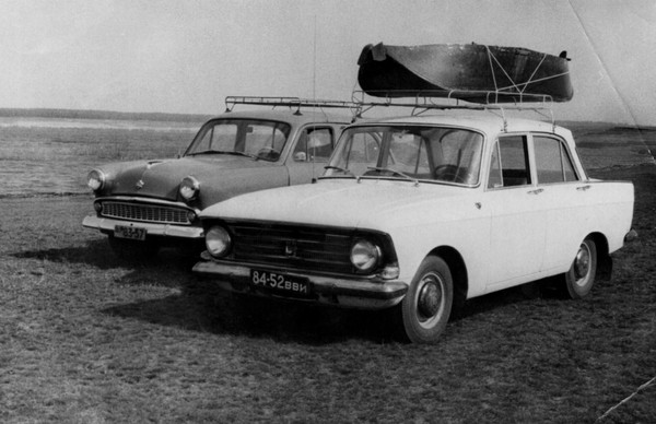 История экспоната «Фото «Легковые машины И.В. Сидельникова и Г.Н. Троепольского»