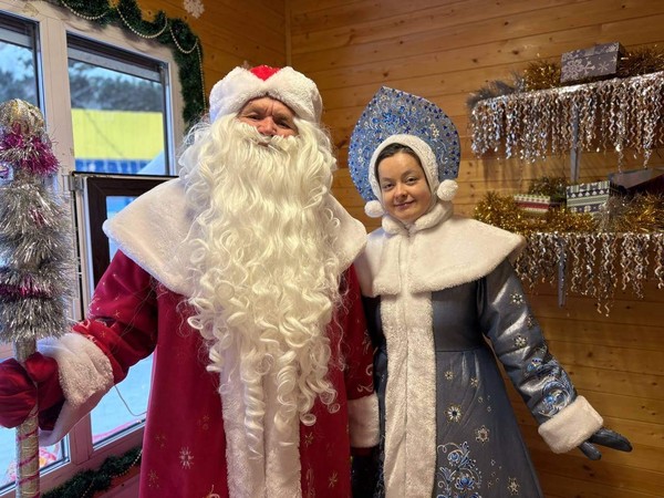 Домик Деда Мороза в Центральном парке работает ежедневно до 7 января с 12:00 до 15:00