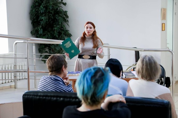 Выставка «С книгой в Новый год: истории для праздничного настроения»