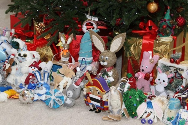 Полочная выставка «В блеске елочных игрушек»