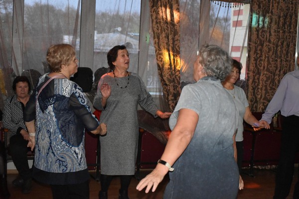 Танцевально-развлекательная программа «Под Рождественской звездой»