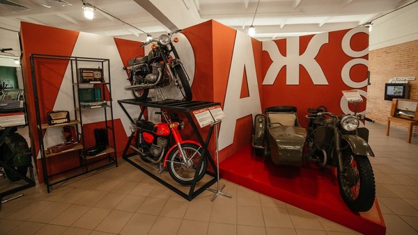 Постоянная экспозиция павильона «Гараж СССР. Ретромототехника»