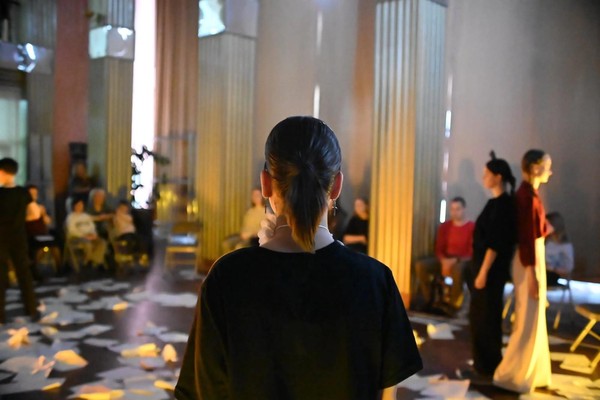 Спектакль «Слишком здесь»