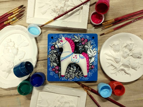 Рельефная картина: роспись гипсового панно