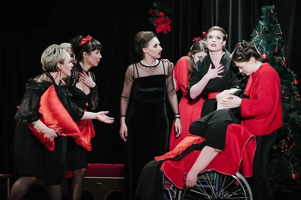 8 любящих женщин