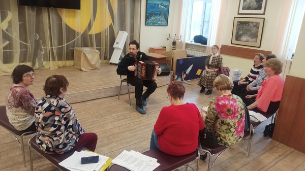 Исполнение песен под гармонь «Зима нам дарит радость»