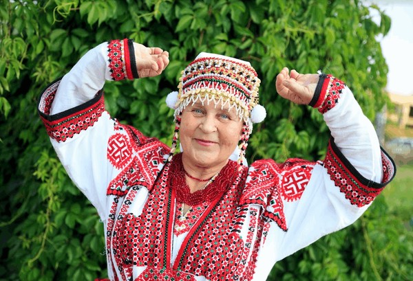 Персональная выставка Надежды Володиной «Традиции росписи по нитям»