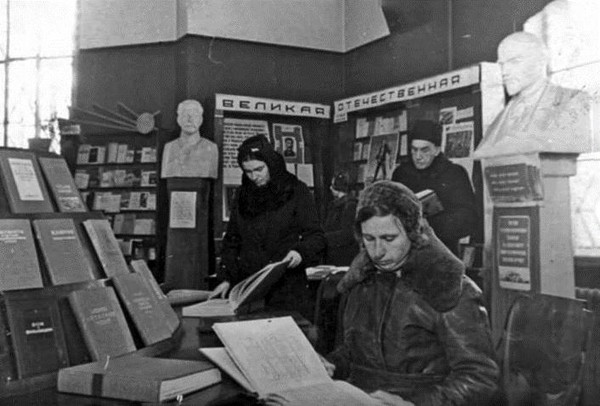 «Был город-фронт, была блокада...»