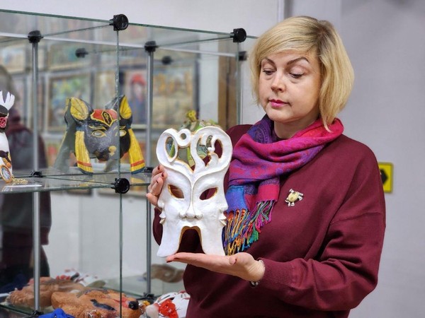 Выставка МАСКИ в витринах НДХШ завершает свою работу в январе 2026